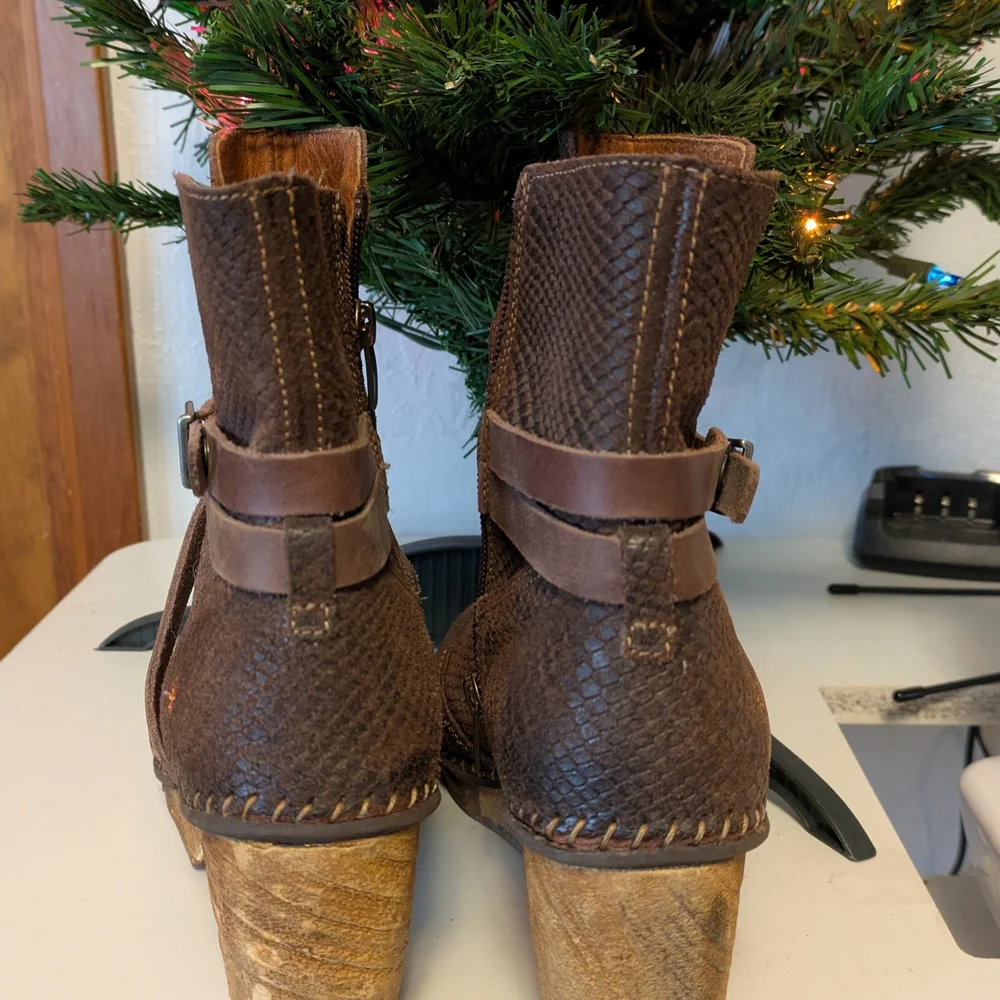 Stylish Brown Textured Heeled Boots - Picture 5 of 7